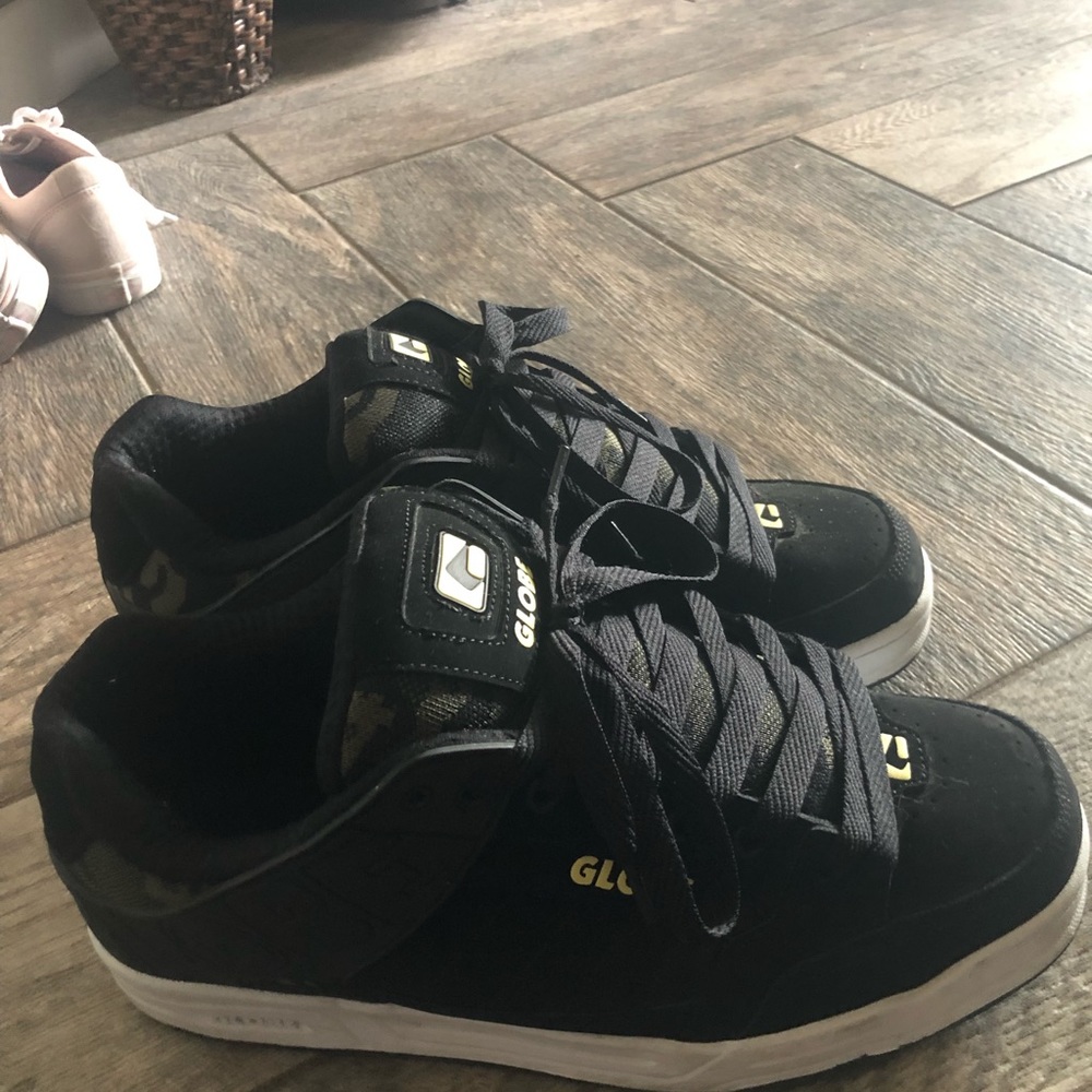 Globe 10.5 men's shoes